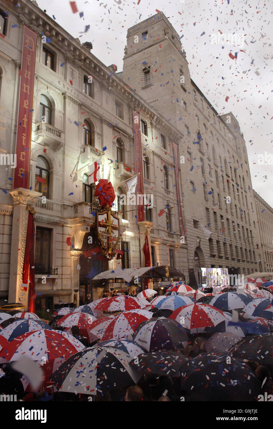 Heute wartet eine Menschenmenge im Regen auf die Eröffnung der neuen Kirche der Scientology in der City of London. Stockfoto