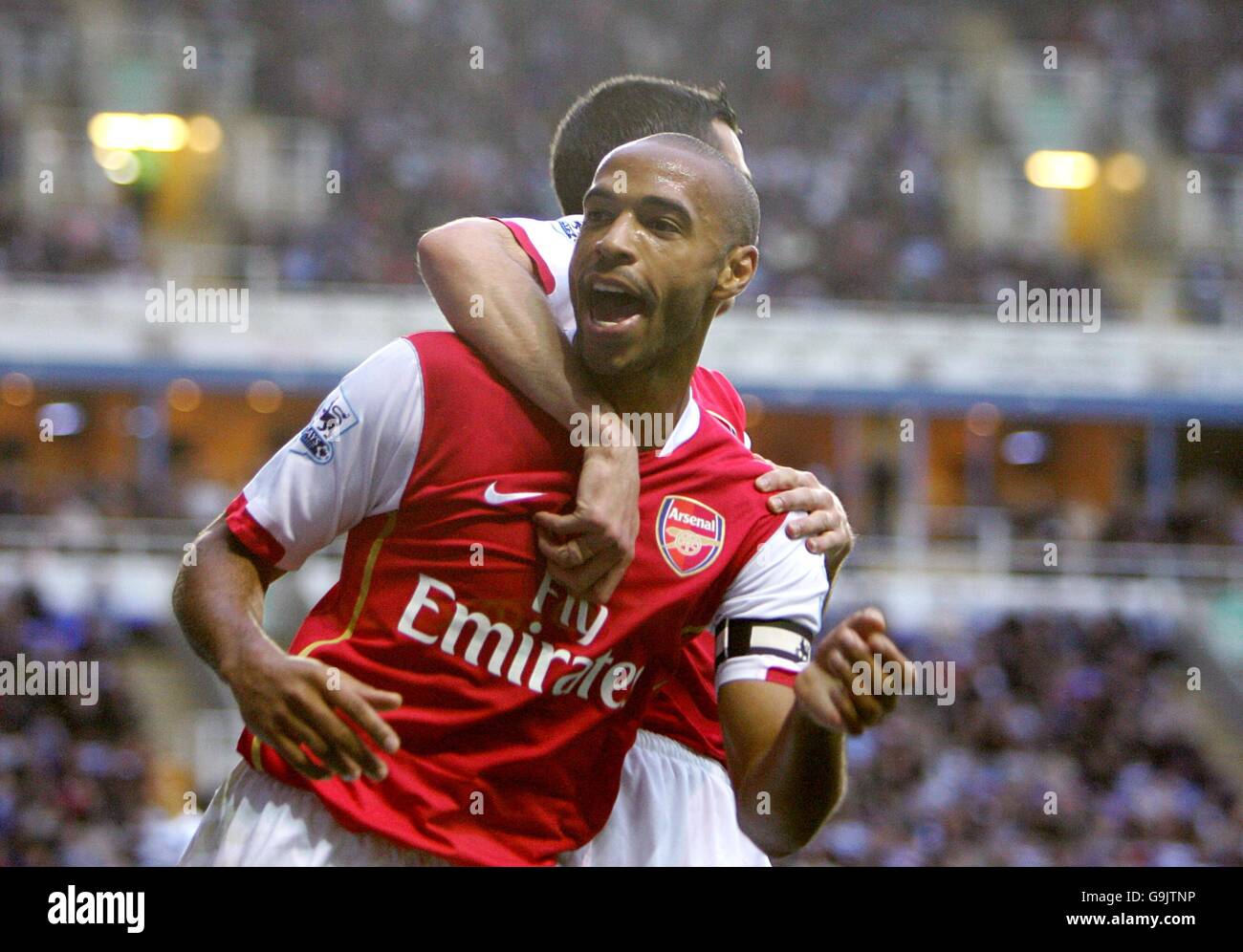 Fußball - FA Barclays Premiership - Reading / Arsenal - Madejski Stadium. Thierry Henry von Arsenal feiert sein Elfmeterziel Stockfoto