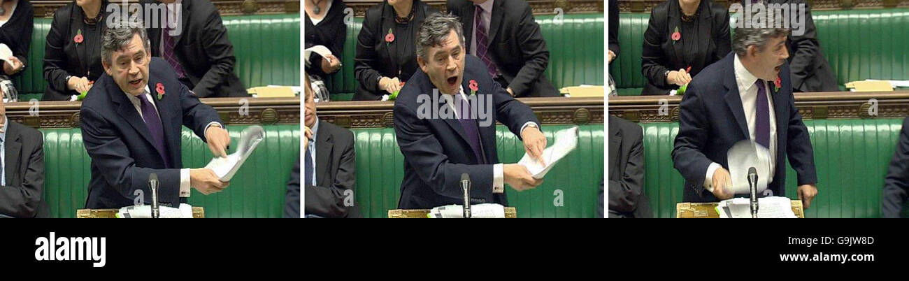 Kanzler Gordon Brown wirft eine Wabe von Papieren, die vermutlich die Steuervorschläge der Konservativen umreißt, über die Versandkiste an den Schattenkanzler George Osborne im Londoner Unterhaus. Stockfoto