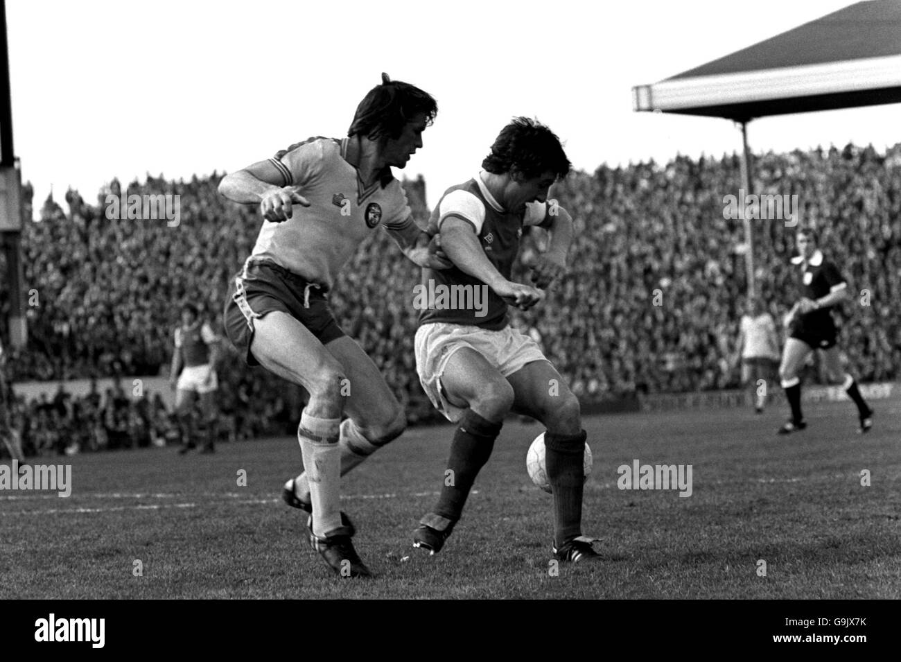 Fußball - Football League Division One - Arsenal gegen Southampton. Brian Talbot von Arsenal (r) schützt den Ball vor Dave Watson von Southampton (l) Stockfoto