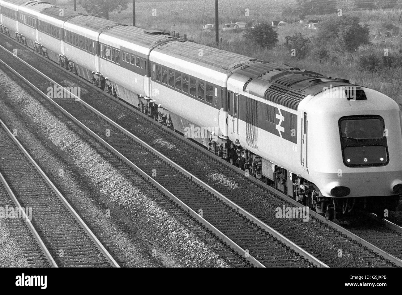 Der neue Hochgeschwindigkeitszug der British Rail fährt auf einer Probefahrt von London nach Darlington durch Biggleswade. Der Zug mit einer Geschwindigkeit von 125 km/h, der derzeit den Weltrekord für Dieselzüge mit einer Geschwindigkeit von 143 km/h hält, wird voraussichtlich auf den meisten Überstadtstrecken eingesetzt. Stockfoto