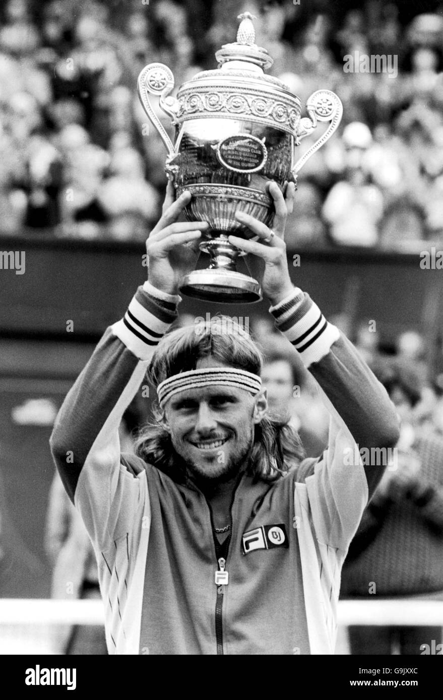 Bjorn Borg feiert danach mit der Trophäe der Männer-Einzel-Meisterschaft Gegen Jimmy Connors Stockfoto