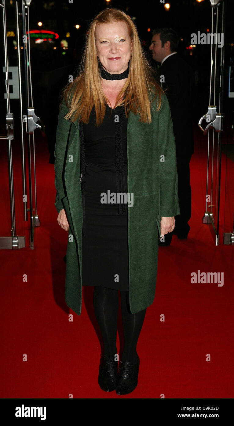 Andrea Arnold kommt zur Times BFI 50. London Film Festival Abschlussgala UK Premiere von Babel, aus dem Odeon Leicester Square im Zentrum von London. Stockfoto