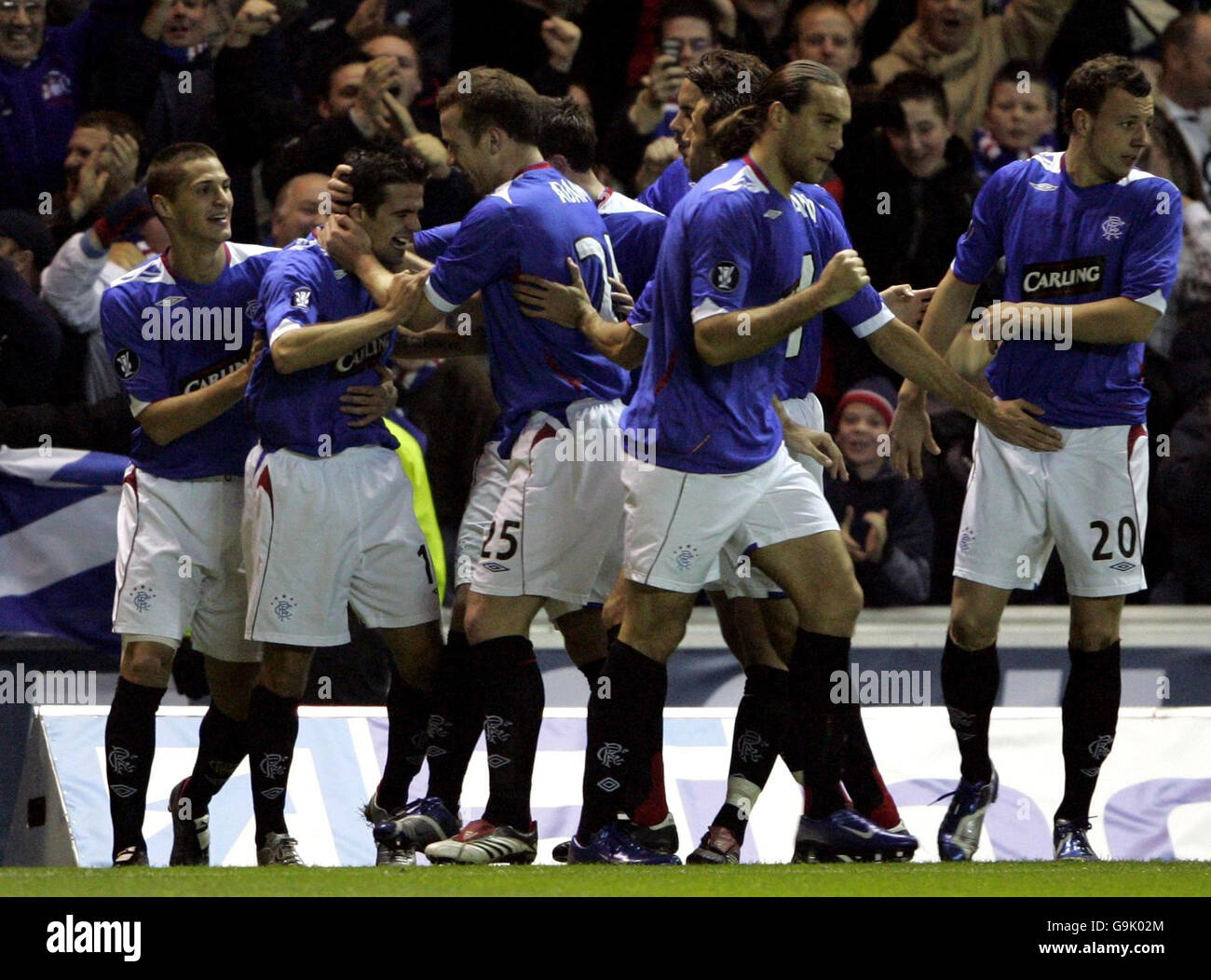 Ranger's Nacho Novo (zweiter links) feiert Torbildung gegen Maccabi Haifa, mit Teamkollegen, während der UEFA Cup Group A Spiel im Ibrox Stadium, Glasgow. Stockfoto