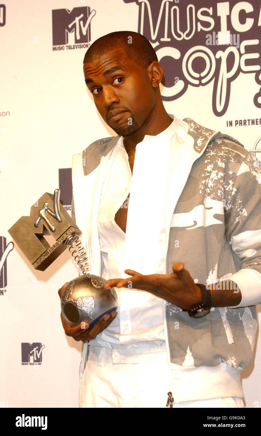 AP OUT Kanye West mit seinem Best Hip Hop Award bei den MTV Europe Music Awards in Kopenhagen, Dänemark. Stockfoto