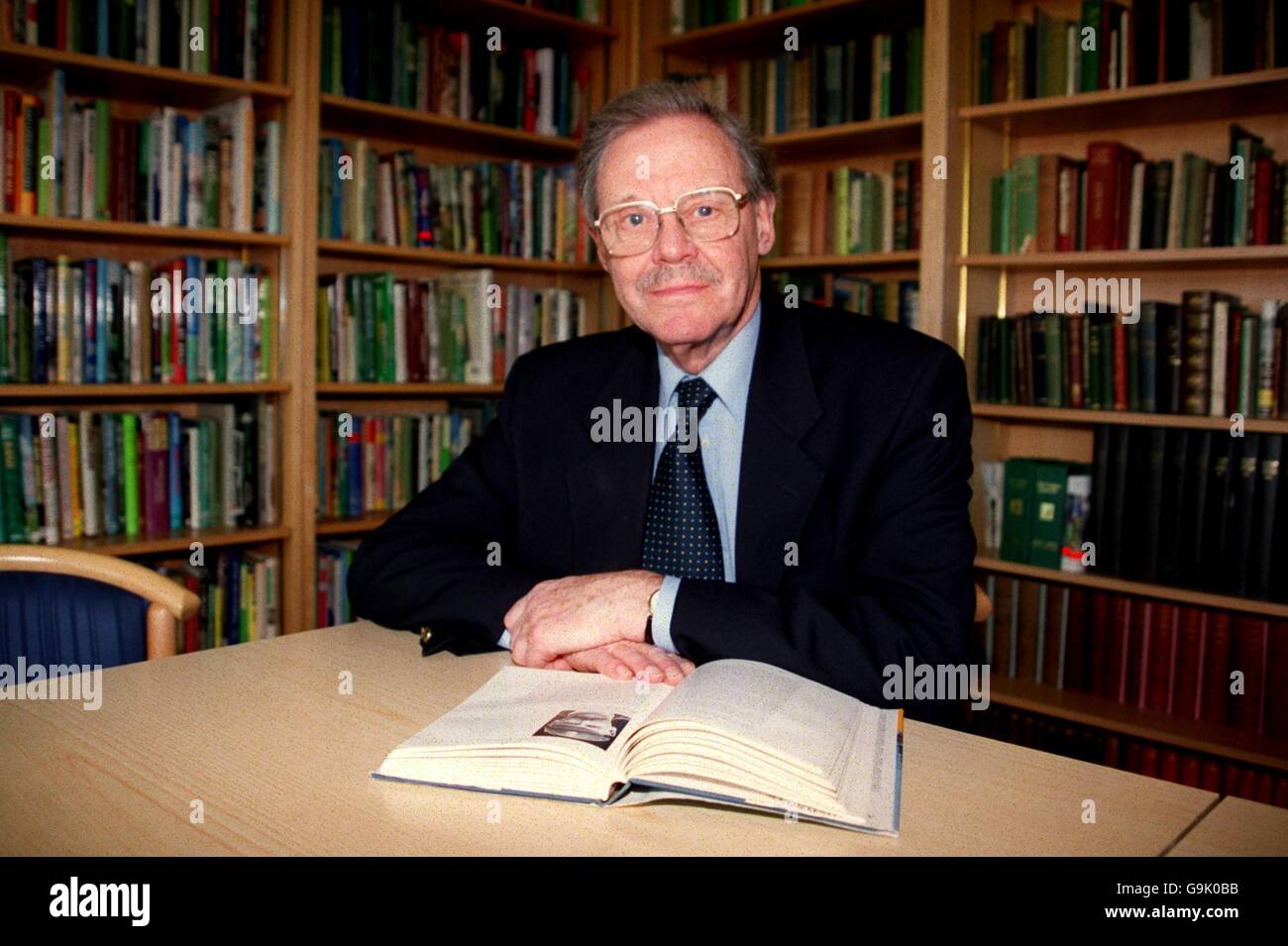 Cricket - Surrey CCC - John Major Speech at the Oval. Ein Mann liest ein Buch in der Bibliothek Stockfoto