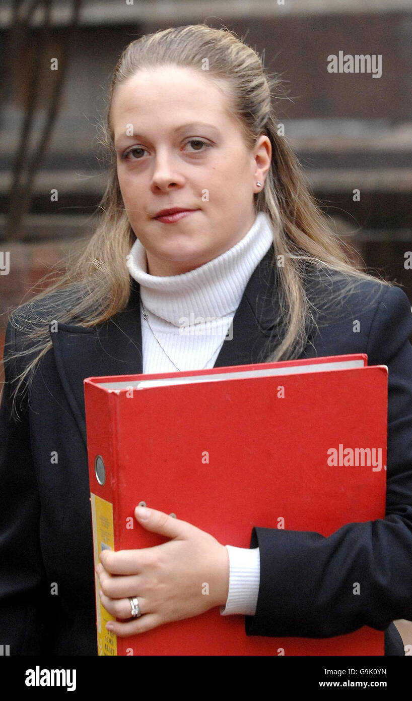 Die 26-jährige Schullehrerin Rebecca Poole kommt am Krongericht in Birmingham an. Stockfoto