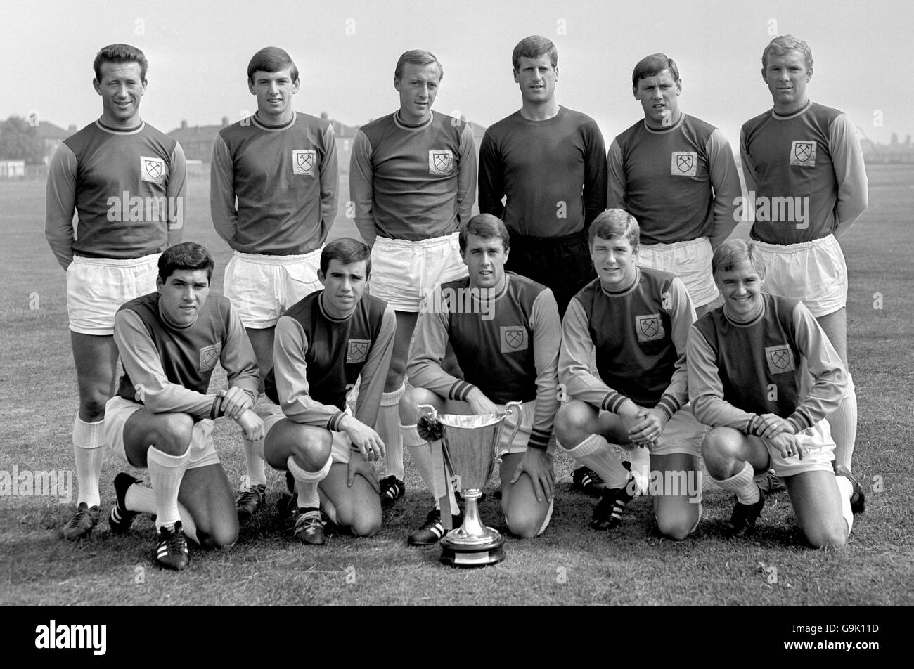 West Ham United’s European Cup Winners Cup siegreiche Seitenpose mit der Trophäe: (Hintere Reihe, l-r) Ken Brown, Martin Peters, Joe Kirkup, Jim Standen, Brian Dear, Bobby Moore; (erste Reihe, l-r) Alan Sealey, Ronnie Boyce, Geoff Hurst, Jack Burkett, John Sissons Stockfoto