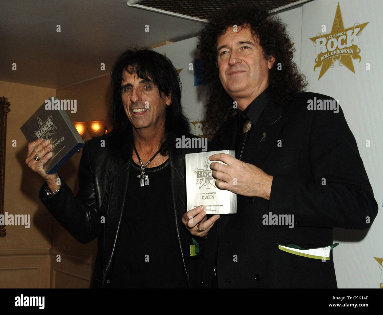 Alice Cooper (links) mit seinem „Living Legend“-Preis und Brian May von Queen mit seinem „Classic Songwriter“-Preis bei den Classic Rock Roll of Honor Awards im Langham Hotel im Zentrum von London. Stockfoto