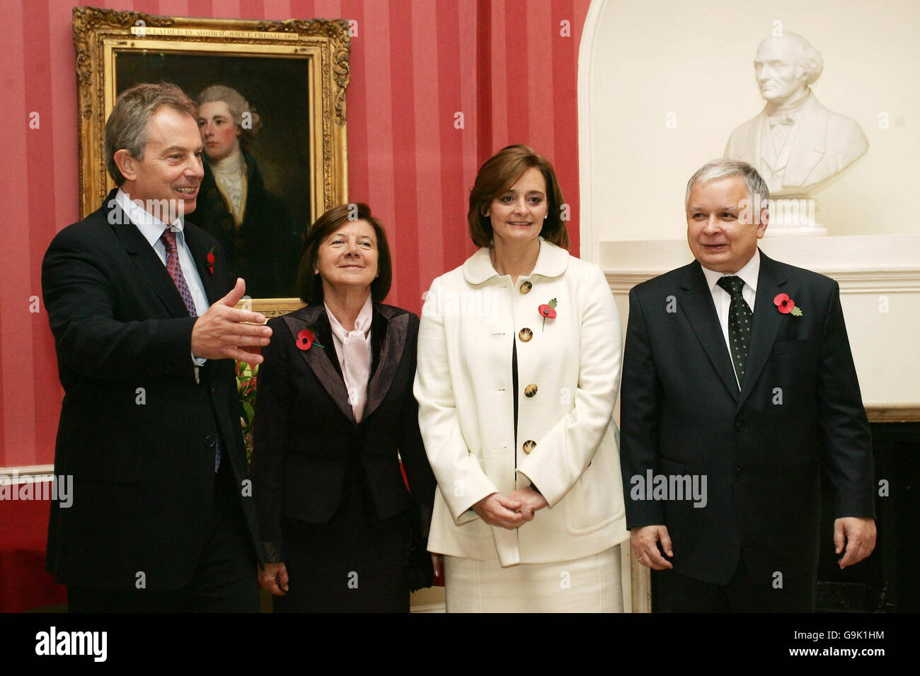 Der britische Premierminister Tony Blair (links) und seine Frau Cherie (dritte links) begrüßen den polnischen Präsidenten Lech Kaczynski und die First Lady Maria Kaczynska in der Downing Street 10 in London. Stockfoto