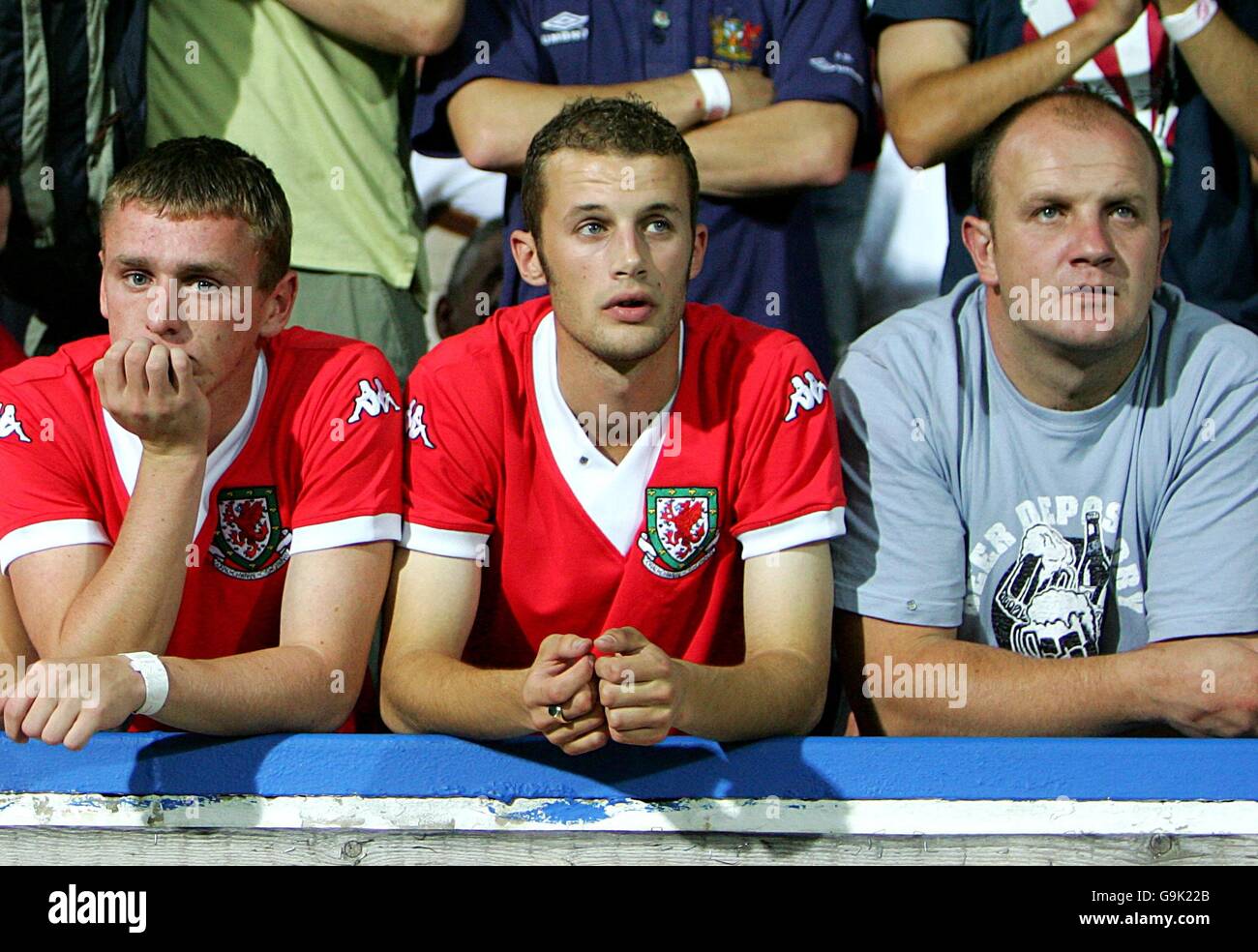 Die Fans von Wales sehen niedergeschlagen aus, wenn ihre Seite nachlässt, um sie zu besiegen Stockfoto