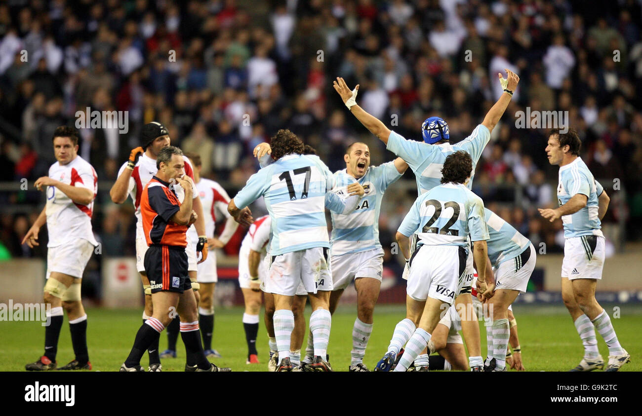Rugby Union - International - England / Argentinien - Twickenham. Argentinien feiert seinen Sieg über England im Jahr 25-18 während des Internationalen Spiels in Twickenham, London. Stockfoto