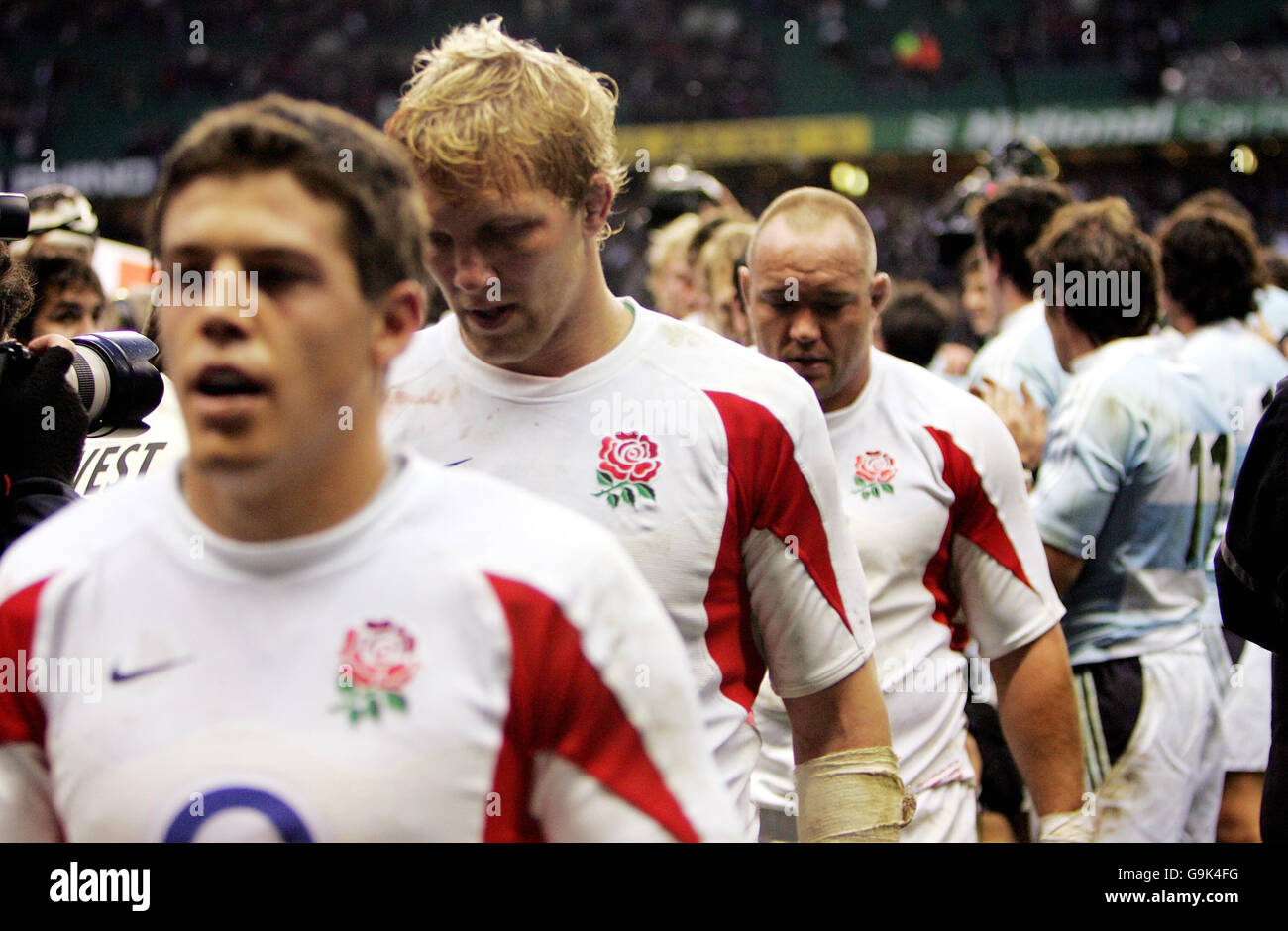 Die niedergeschlagenen England-Spieler machen sich nach dem internationalen Spiel gegen Argentinien in Twickenham, London, auf den Weg. Stockfoto