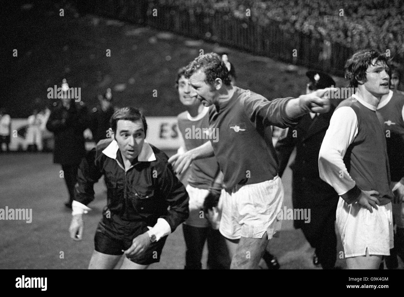Frank McLintock (zweiter Platz), Bob Wilson (zweiter Platz) und Pat Rir (zweiter Platz) von Arsenal klagen nach dem umstrittenen Siegtreffer von Leeds United beim Schiedsrichter Norman Burtenshaw (zweiter Platz). Stockfoto