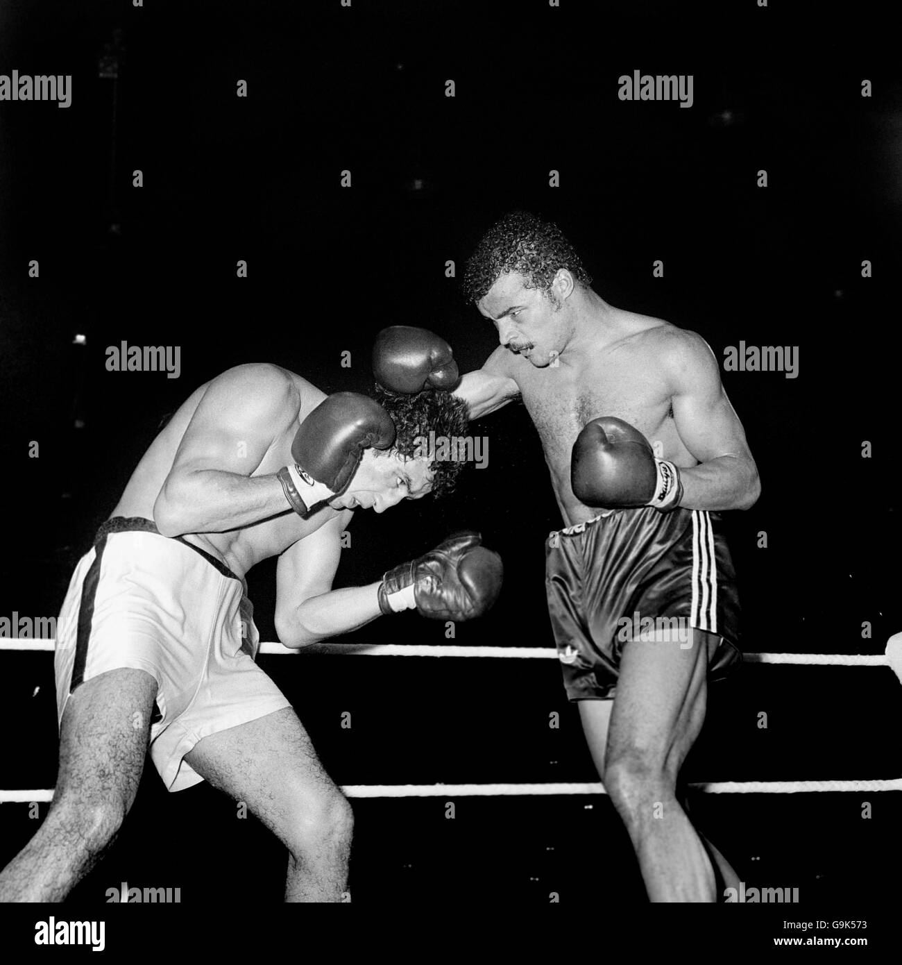 (L-R) Jorge Ahumada duckt unter einer rechten Seite von John Conteh Stockfoto