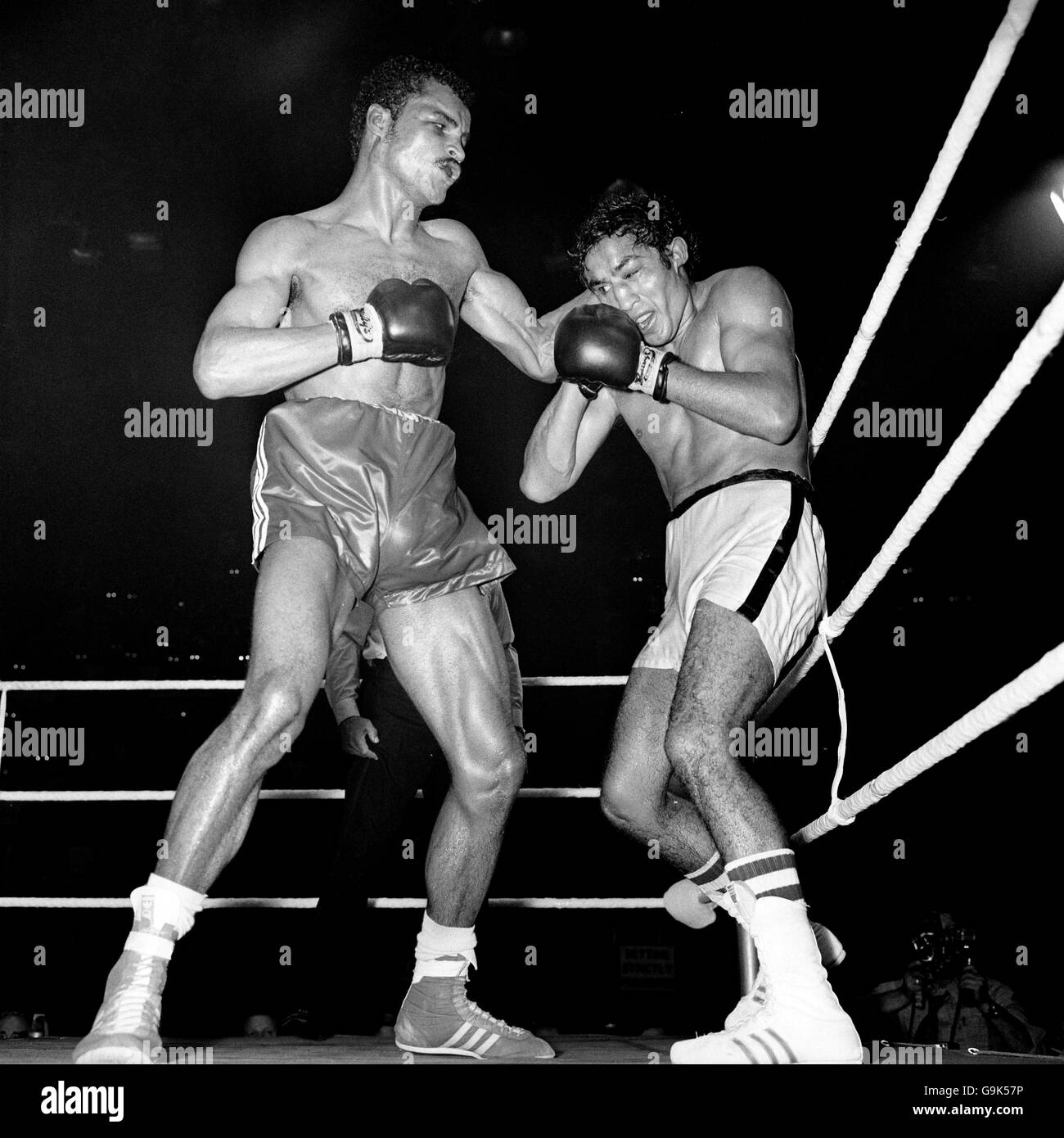 (L-R) John Conteh verführt Jorge Ahumada mit einer kurzen Linken Stockfoto