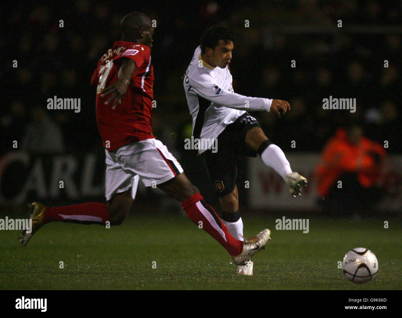 Crewe ist Isaac Osbourne (links) und Kieran Richardson von Manchester United während des dritten Carling Cup-Laufs in der Gresty Road, Crewe. Stockfoto