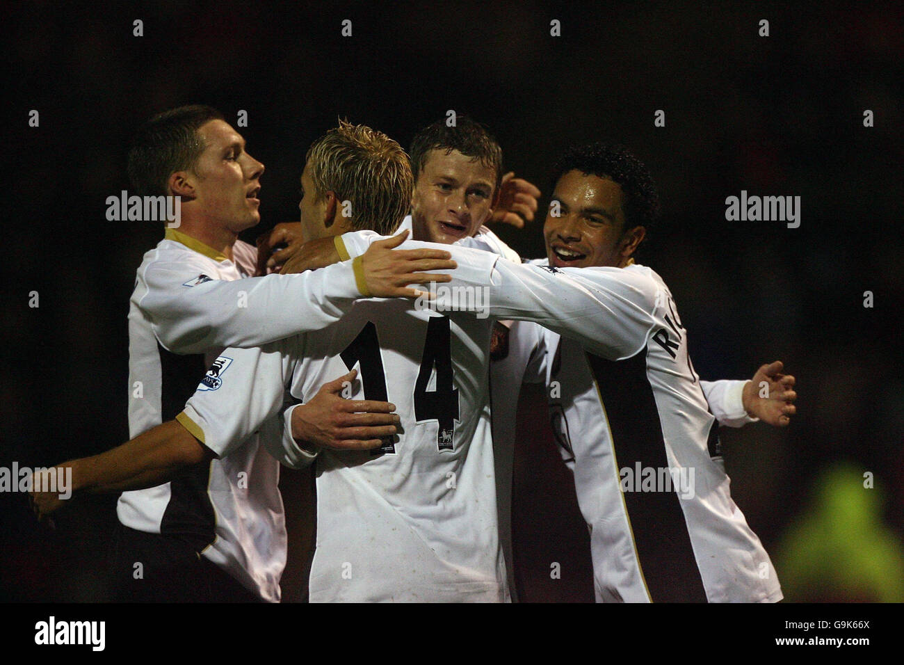 Ole Gunnar Solskjaer von Manchester United feiert sein Tor gegen Crewe mit Kieran Richardson und Alan Smith während der dritten Runde des Carling Cup in der Gresty Road, Crewe. Stockfoto