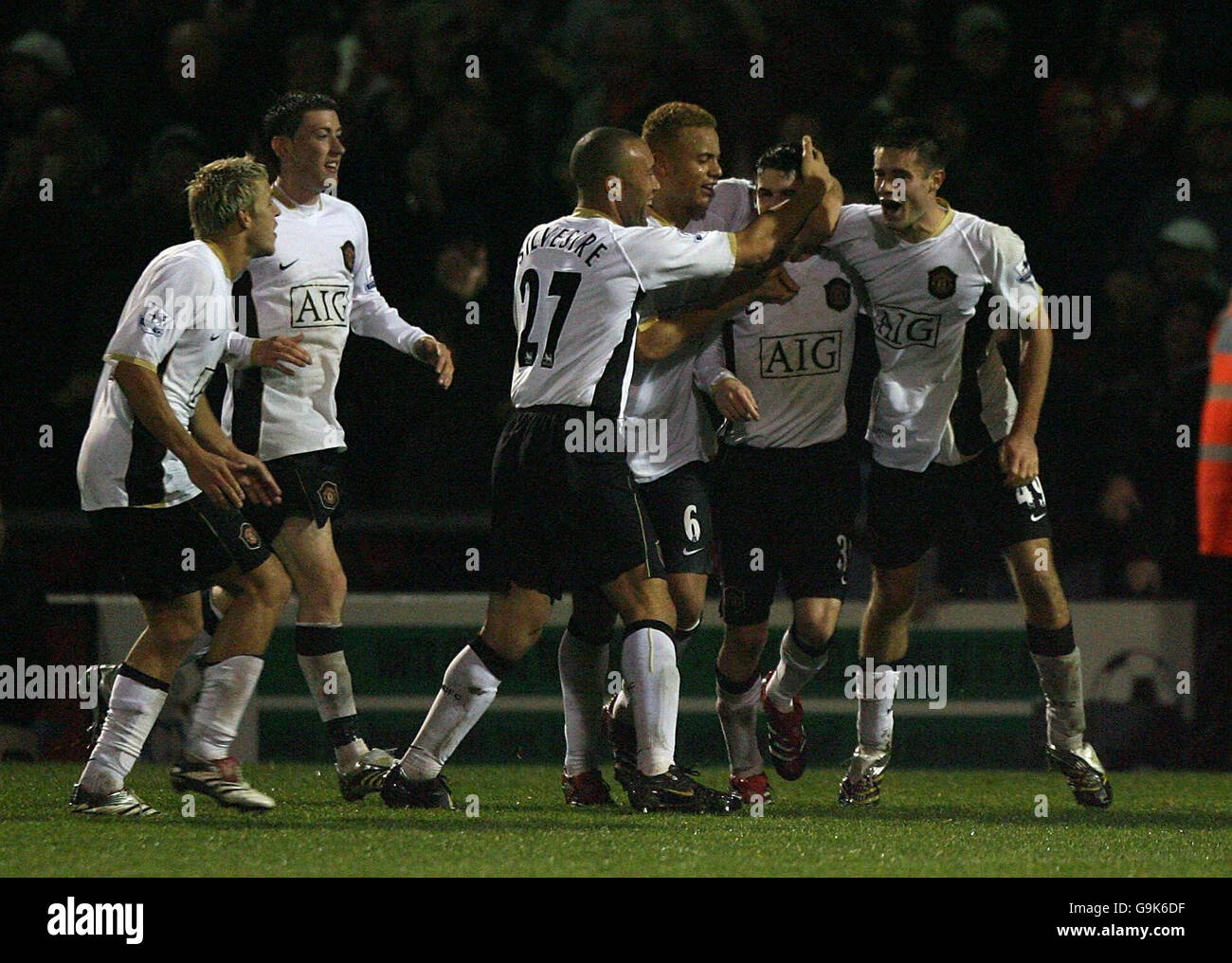 Kieran Lee von Manchester United (2. Rechts) wird von Teamkollegen gebettet, als er das Tor zum Sieg gegen Crewe während der dritten Runde des Carling Cups in der Gresty Road, Crewe, feiert. Stockfoto