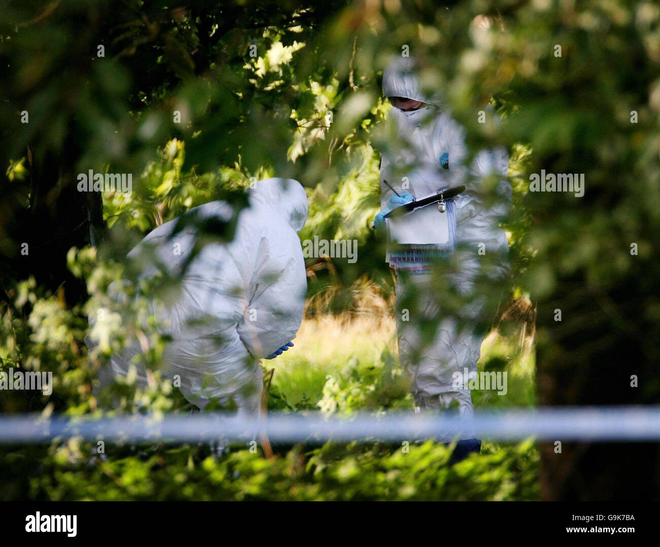 Forensische Polizeibeamte durchsuchten das Gebiet, in dem gestern Nachmittag auf den Spielfeldern der Allington Community Association in Allington bei Maidstone in Kent eine Leiche gefunden wurde. Stockfoto