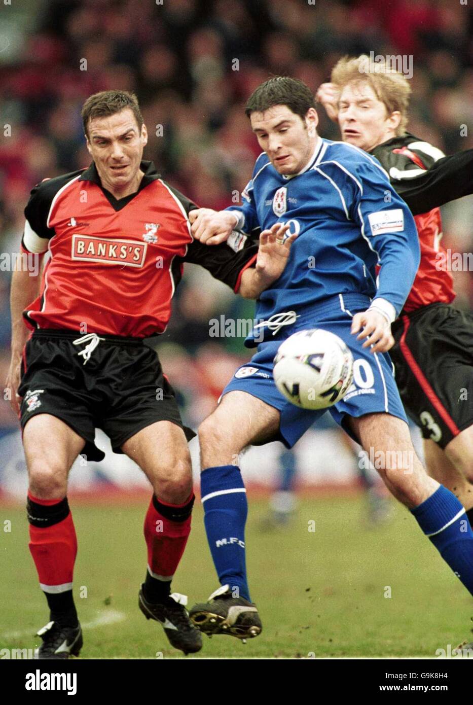 Richard Sadlier von Millwall ist von Walsall's Andy Tillson and umgeben Ian Brightwell Stockfoto