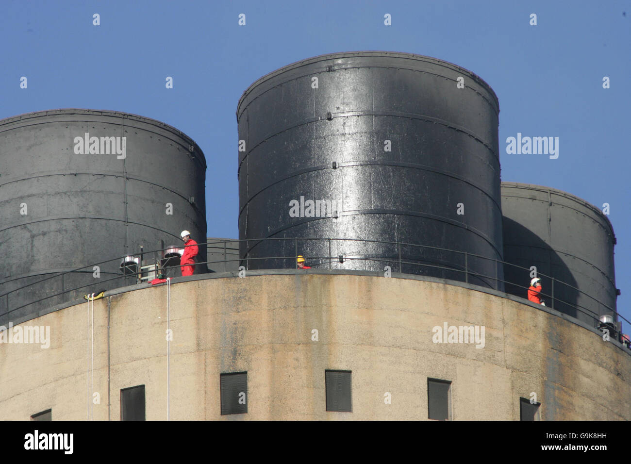 Greenpeace-Aktivisten stehen auf einem 200 Meter hohen Kamin im Kraftwerk Didcot. Stockfoto