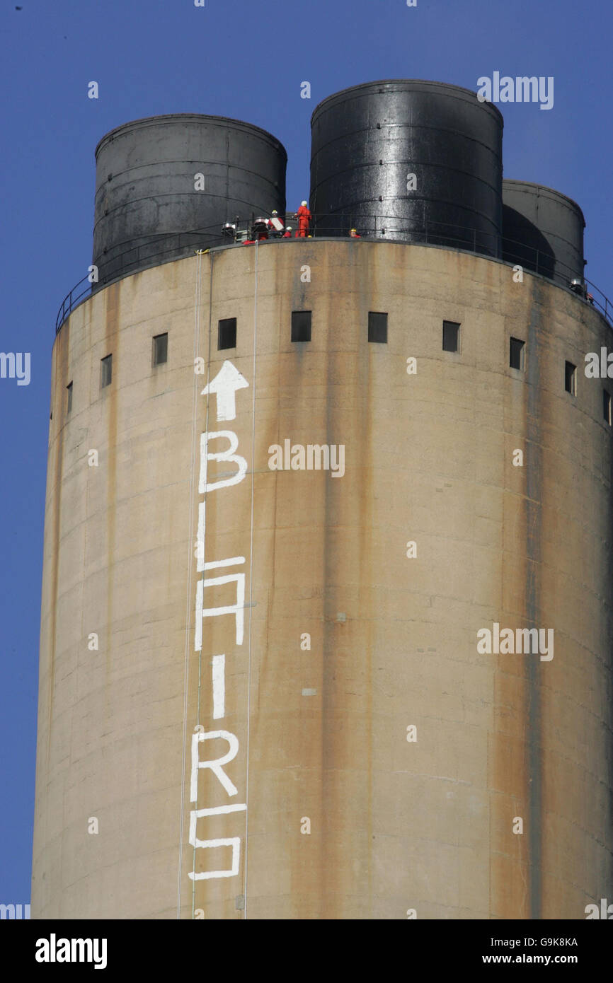 Greenpeace-Aktivisten stehen auf einem 200 Meter hohen Kamin im Kraftwerk Didcot. Stockfoto