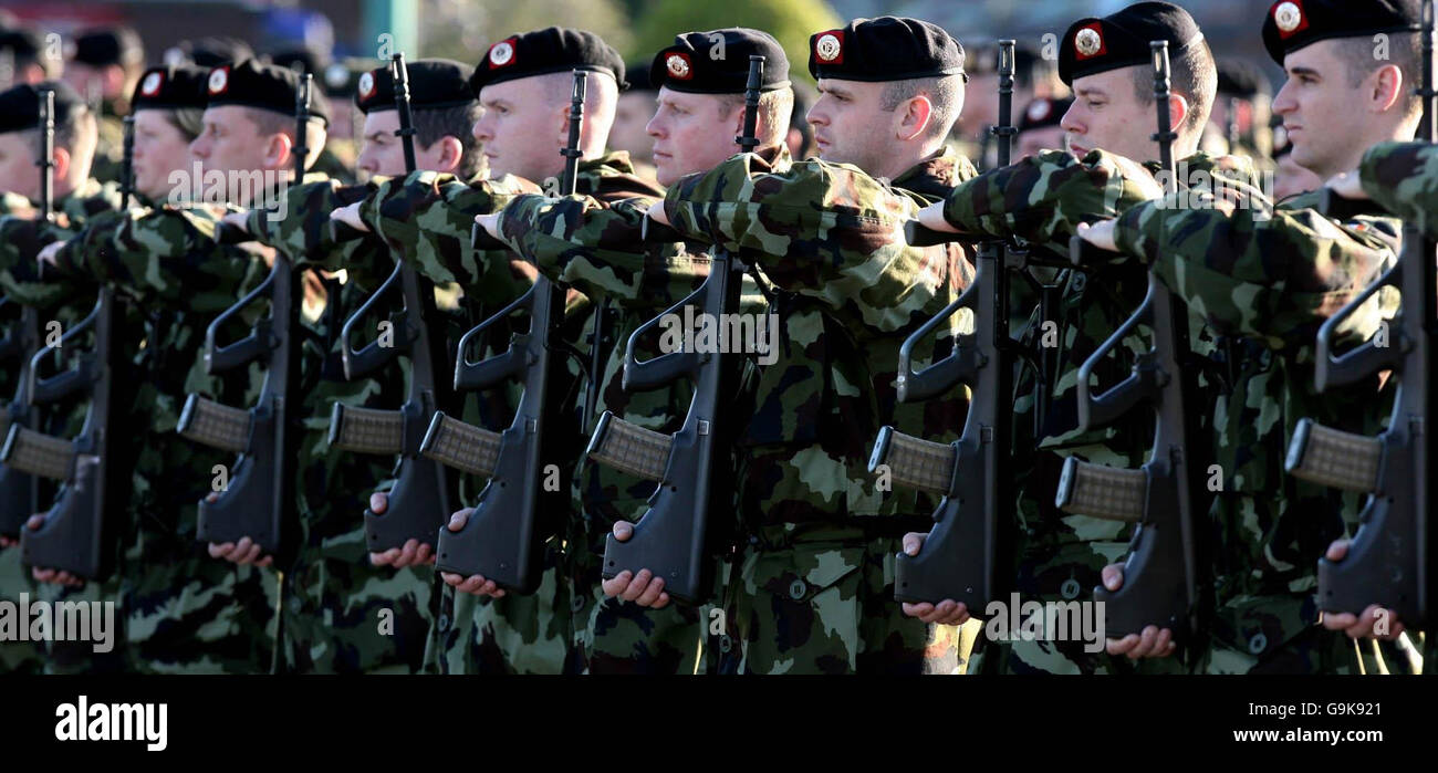 Mitglieder des 96. Infanterie-Bataillons der irischen Streitkräfte ziehen vor Verteidigungsminister Willie O'Dea in den Costume Barracks in Athlone County West Meath. Stockfoto