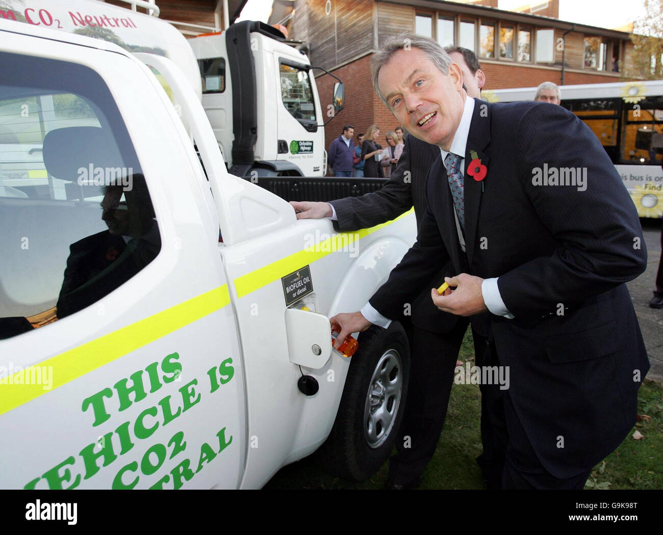 Der britische Premierminister Tony Blair gießt Gemüsekraftstoff in ein 4x4-Fahrzeug, das auf einem Biokraftstoff oder Diesel läuft, während seines Besuchs in Regenatec im Milton Park, Oxfordshire. Stockfoto