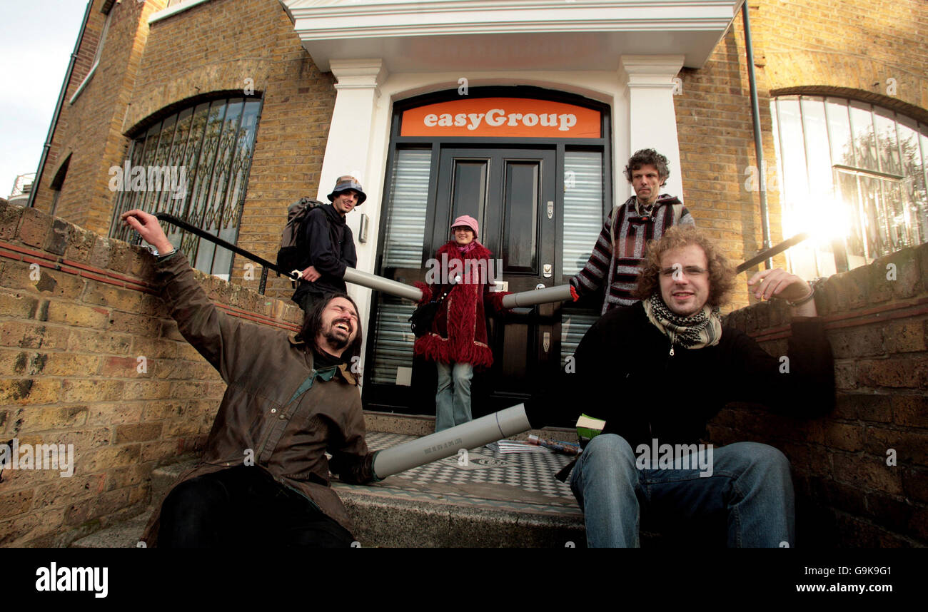 Umweltaktivisten fliegen dumme Handschellen an den Eingang des EasyGroup-Gebäudes, Camden, Nord-London - das, wie sie sagen, der Hauptsitz der Billigfluggesellschaft easyJet ist - in einem Protest gegen Kurzstreckenflüge. Stockfoto