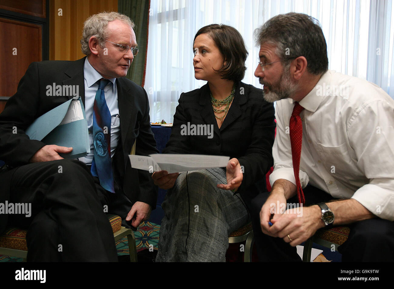 Martin McGuinness Mary Lou McDonald und Gerry Adams bei einem Treffen im Great Southern Hotel Dublin. Stockfoto