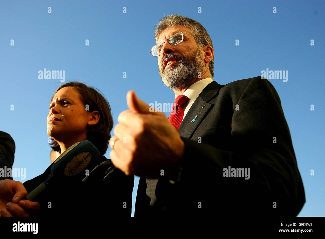 Mary Lou McDonald und Gerry Adams nach einem Treffen im Great Southern Hotel Dublin. Stockfoto