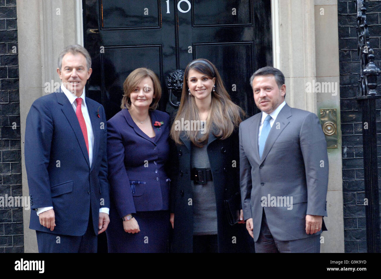Großbritanniens Premierminister Tony Blair (links) und seine Frau Cherie (zweite links) begrüßen Königin Rania von Jordanien und König Abdullah II bin Al Hussein von Jordanien vor der Downing Street 10 im Zentrum von London. Stockfoto