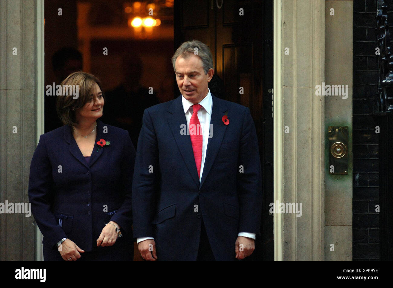 Der britische Premierminister Tony Blair und seine Frau Cherie warten darauf, Königin Rania von Jordanien und König Abdullah II. Bin Al Hussein von Jordanien vor der Downing Street 10 im Zentrum von London zu begrüßen. Stockfoto