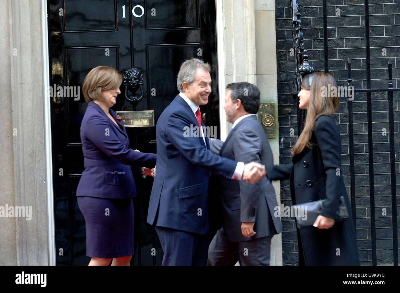 Der britische Premierminister Tony Blair (zweite links) und seine Frau Cherie (links) begrüßen Königin Rania von Jordanien und König Abdullah II. Bin Al Hussein von Jordanien vor der Downing Street 10 im Zentrum von London. Stockfoto