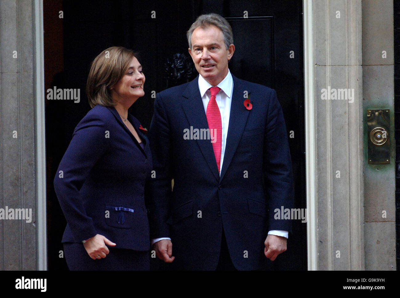 Der britische Premierminister Tony Blair und seine Frau Cherie bereiten sich darauf vor, die jordanische Königin Rania und König Abdullah II. Bin Al Hussein von Jordanien vor der Downing Street 10 im Zentrum von London zu begrüßen. Stockfoto