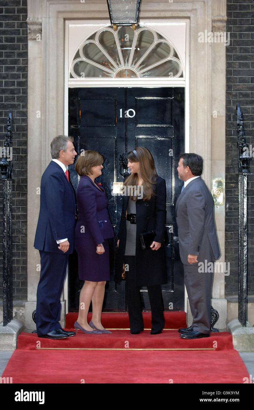 Großbritanniens Premierminister Tony Blair (links) und seine Frau Cherie (zweite links) begrüßen Königin Rania von Jordanien und König Abdullah II bin Al Hussein von Jordanien vor der Downing Street 10 im Zentrum von London. Stockfoto