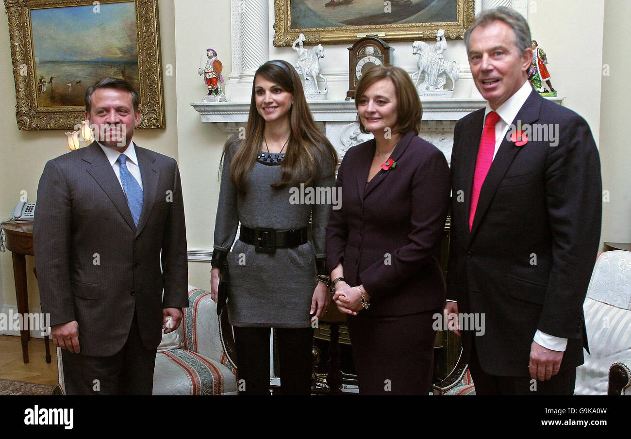 Der britische Premierminister Tony Blair (rechts) und seine Frau Cherie (zweite rechts) begrüßen König Abdullah II. Bin Al Hussein von Jordanien und Königin Rania von Jordanien in der Downing Street 10 in London. Stockfoto
