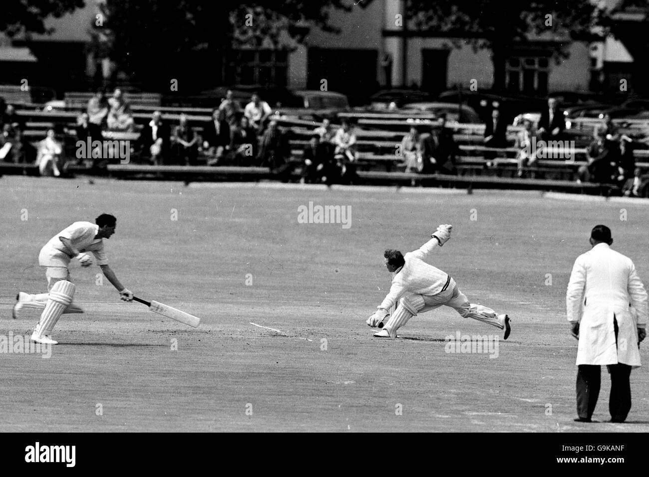 Cricket - Essex gegen Surrey. Essex's Paddy Phelan (l) versucht, seinen Boden zu finden, als Surrey-Wicketkeeper Roy Swetman (r) einen irrenden Rückwurf abwirft Stockfoto