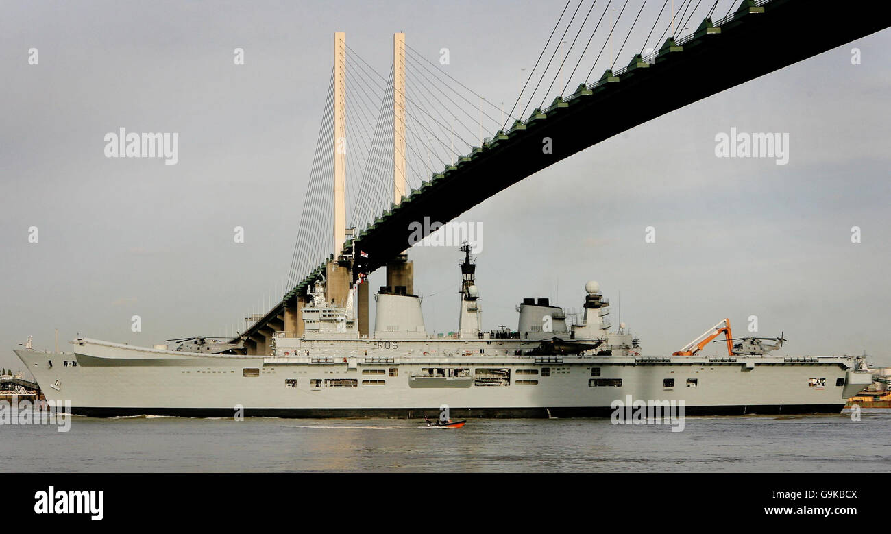 Das Flaggschiff der Royal Navy HMS Illustrious geht unter der QEII-Brücke in Dartford, Kent, an der Themse in Richtung London, um an den Gedenkfeiern teilzunehmen. Stockfoto