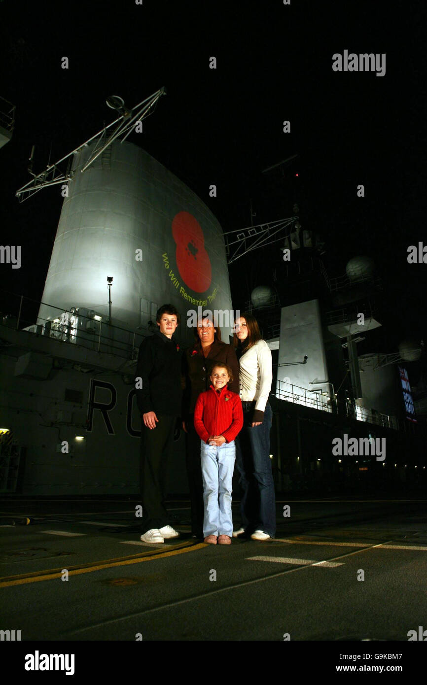 Elizabeth Chapman steht mit ihren Töchtern Chloe, 16, Georgina, 8 und ihrem Sohn Ben, 13, auf dem Flugdeck der HMS Illustrious, als der Flugzeugträger in Greenwich, London anlegt. Stockfoto