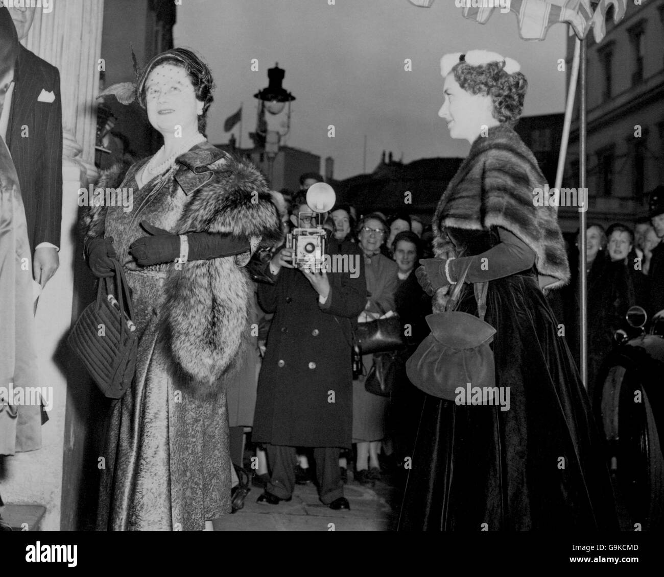Die Königin Mutter und Prinzessin Margaret auf der Carlton House Terrace, um an einer Modenschau teilzunehmen, die von Mitgliedern der Incorporated Society of London Fashion Designers veranstaltet wird. Stockfoto