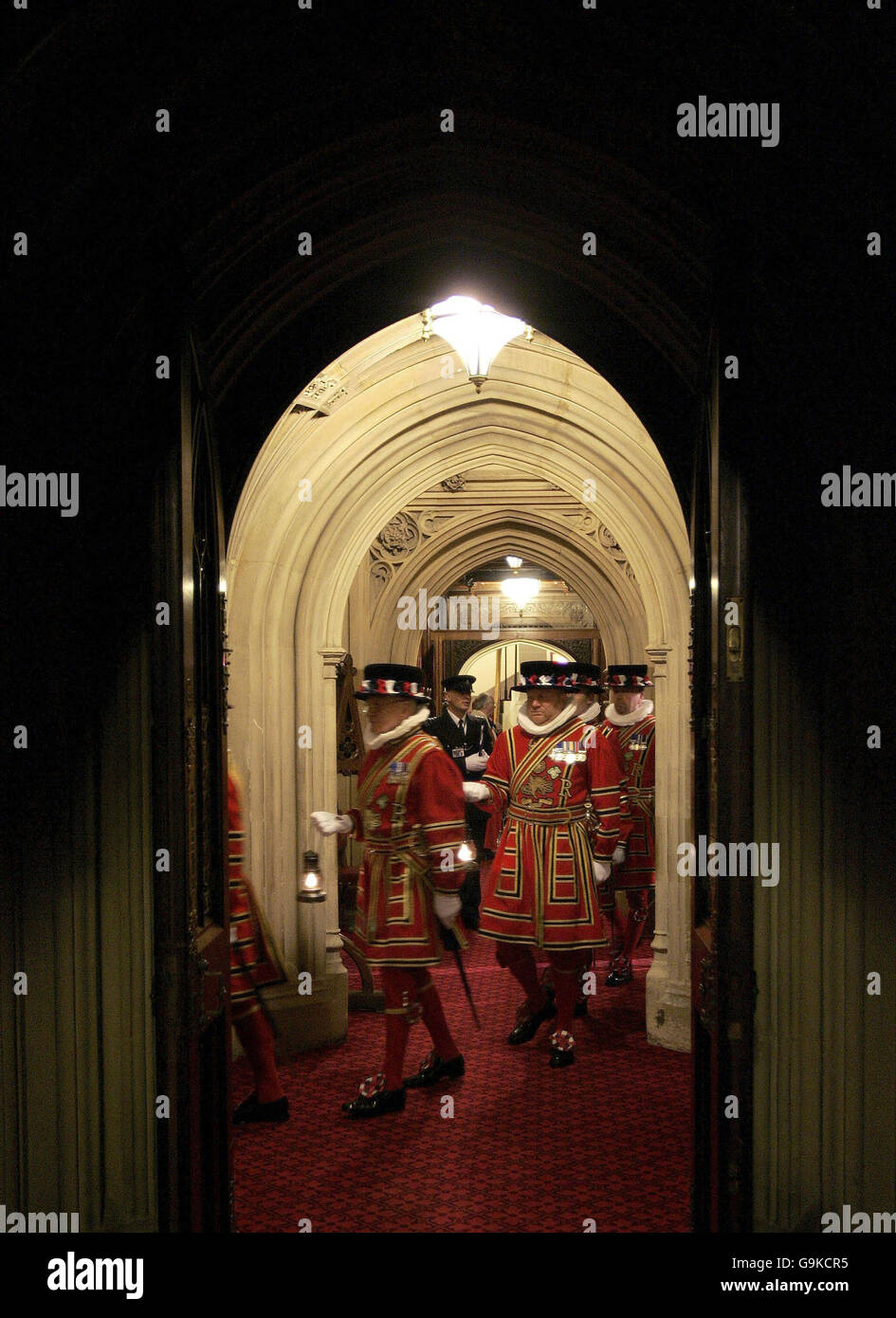 Yeoman Warders führt die traditionelle Suche nach dem Parlament vor der jährlichen Zeremonie zur Eröffnung des Parlaments in London durch. Stockfoto
