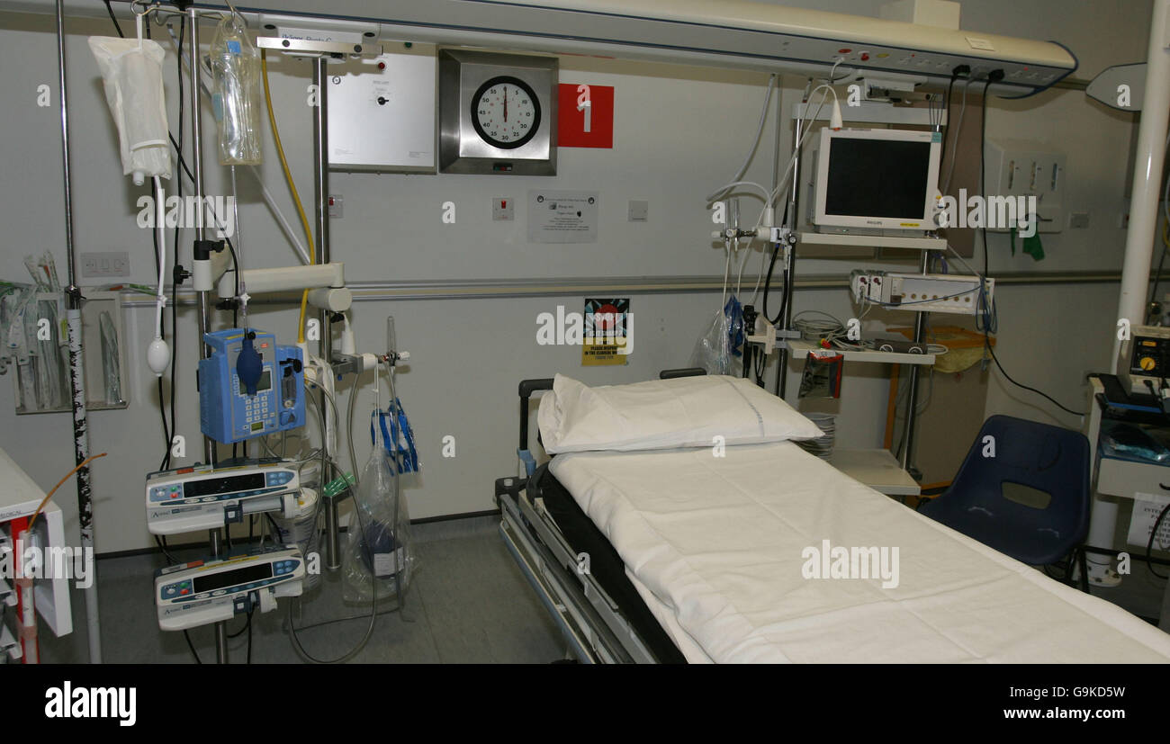 Ein Bett in der A&E-Abteilung des John Radcliffe Hospital in Oxford. Stockfoto