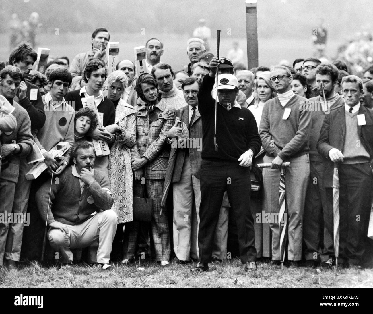 Golf - Piccadilly World Matchplay Championship - Wentworth. Lee Trevino führt einen Blick auf die faszinierende Galerie Stockfoto