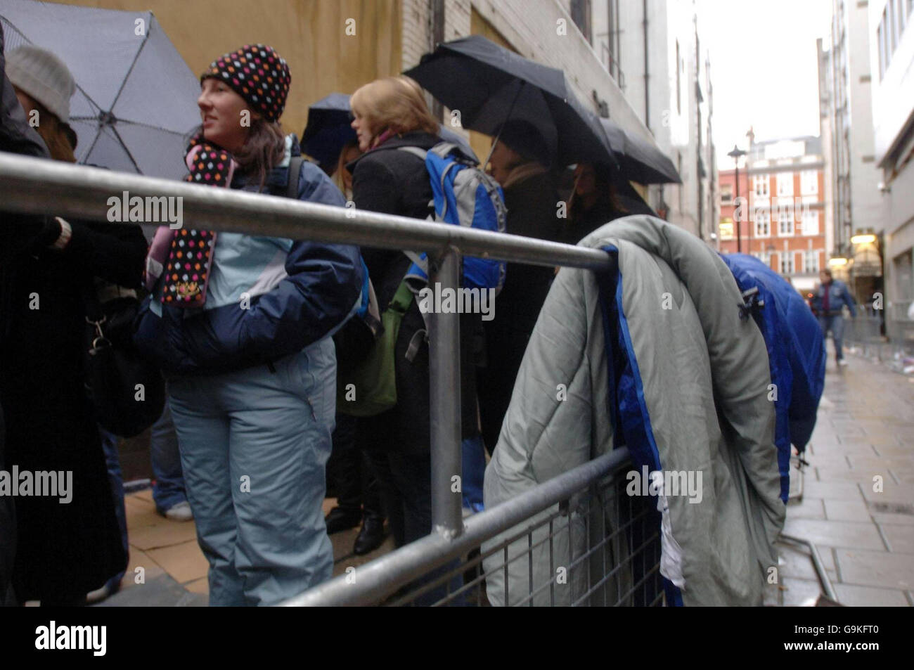 Nehmen Sie, dass Fans vor dem HMV-Store in der Londoner Oxford Street warten, um die Gelegenheit zu haben, die Band zu treffen. Stockfoto