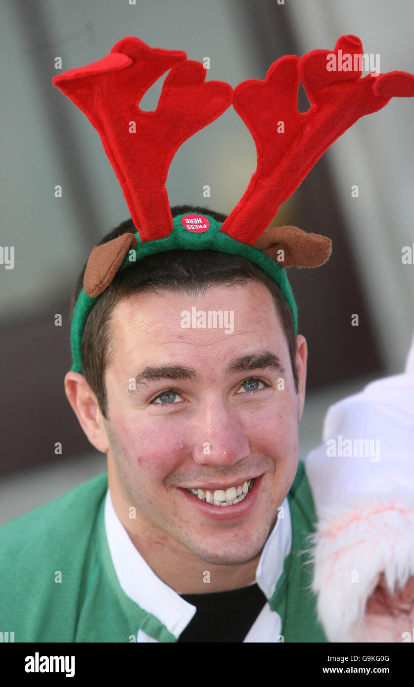 Der irische internationale Rugby-Spieler Paddy Wallace nimmt an der Einführung von "A Special Christmas Time" Teil, einer neuen CD, die von Sport- und Unterhaltungsstars aufgenommen wurde, um Geld für Athleten der Special Olympics zu sammeln. Stockfoto