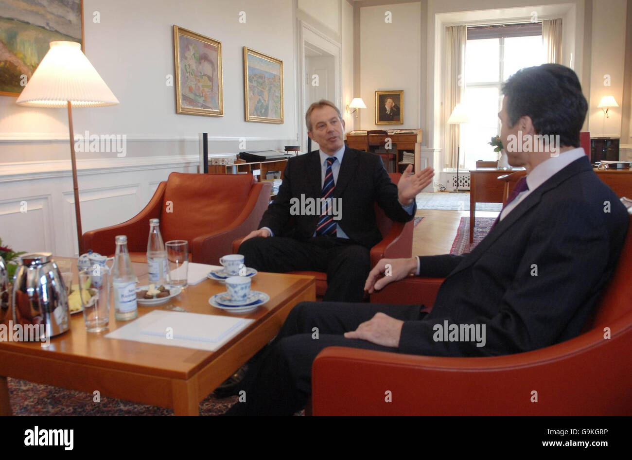 Der britische Premierminister Tony Blair trifft den dänischen Amtskollegen anders Fogh Rasmussen (rechts) im Büro des Premierministers in Kopenhagen, bevor er nach Lettland auffährt. Stockfoto