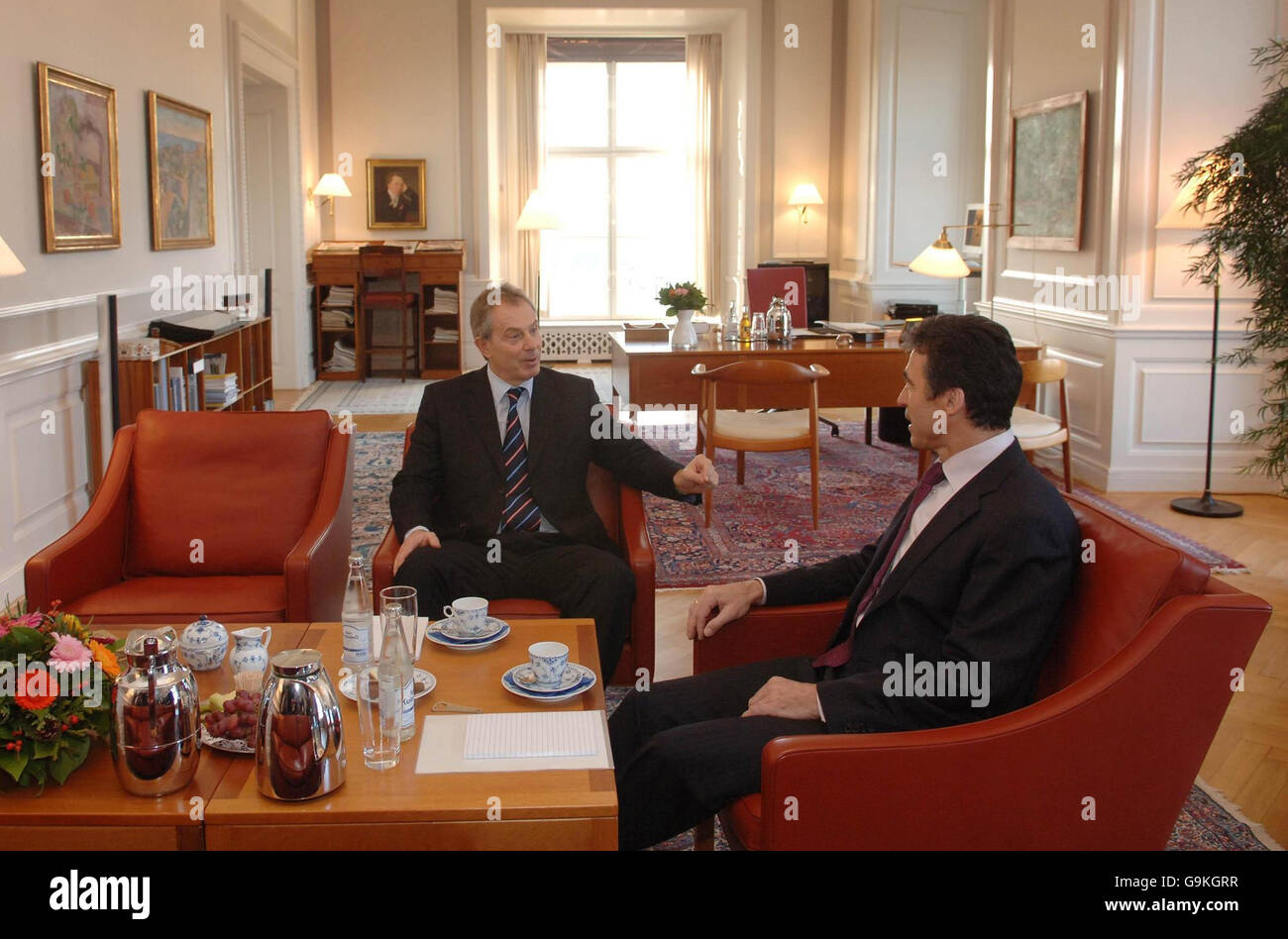 Der britische Premierminister Tony Blair trifft den dänischen Amtskollegen anders Fogh Rasmussen (rechts) im Büro des Premierministers in Kopenhagen, bevor er nach Lettland auffährt. Stockfoto