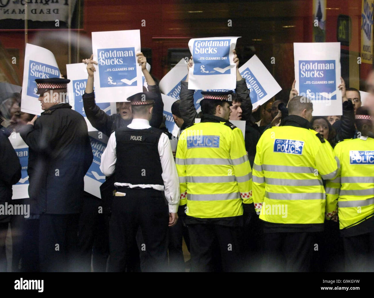 Mitarbeiter der Reinigungsfirma ISF dringen heute in das Büro der Handelsbank Goldman Sachs in London ein. Stockfoto